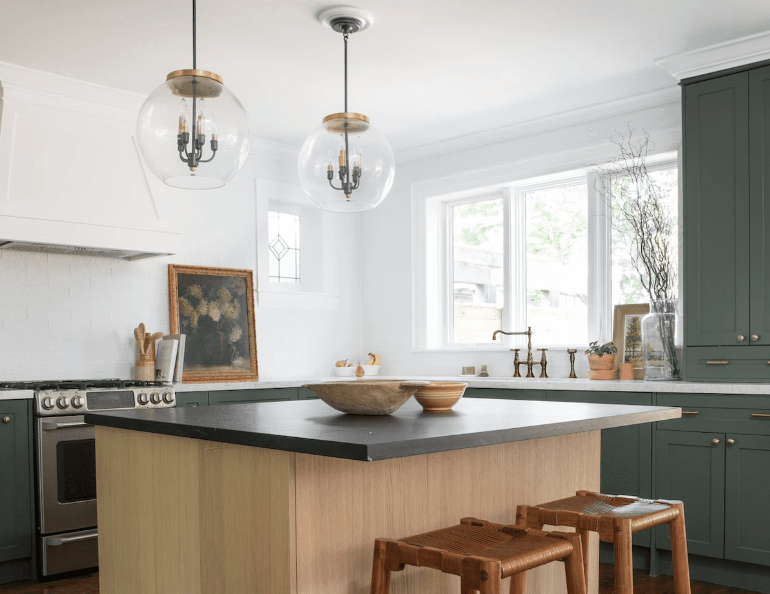 一个绿色的厨房，一个悬垂的酒吧