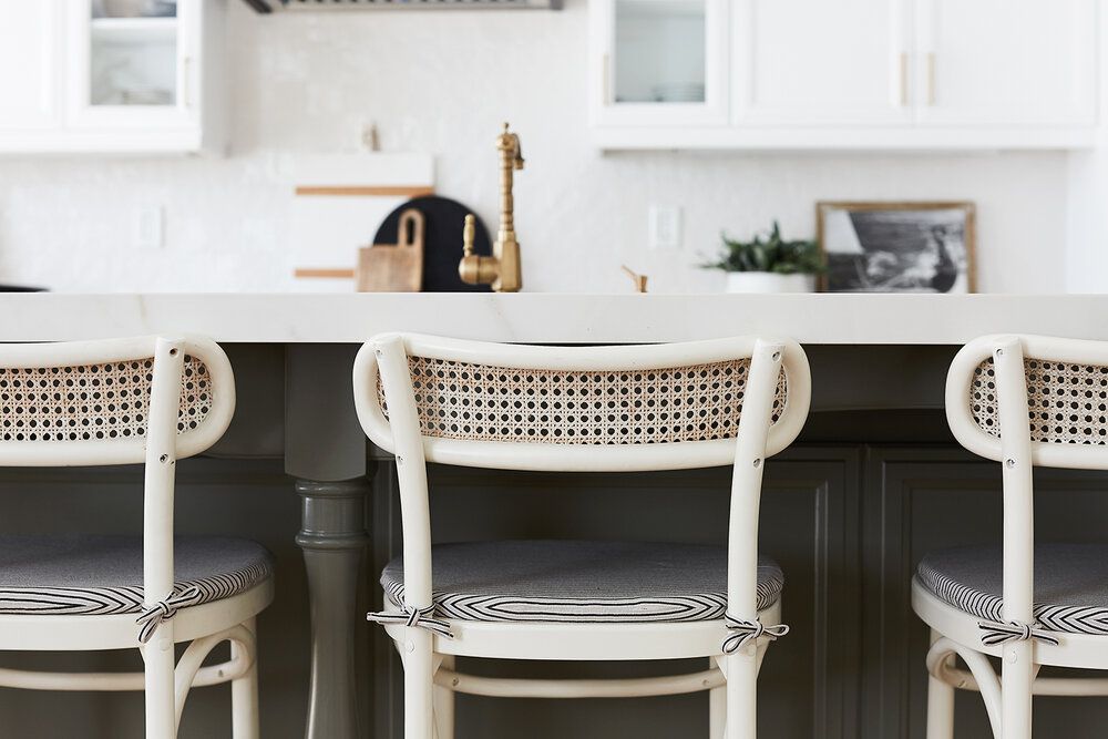 黑色和白色厨房岛