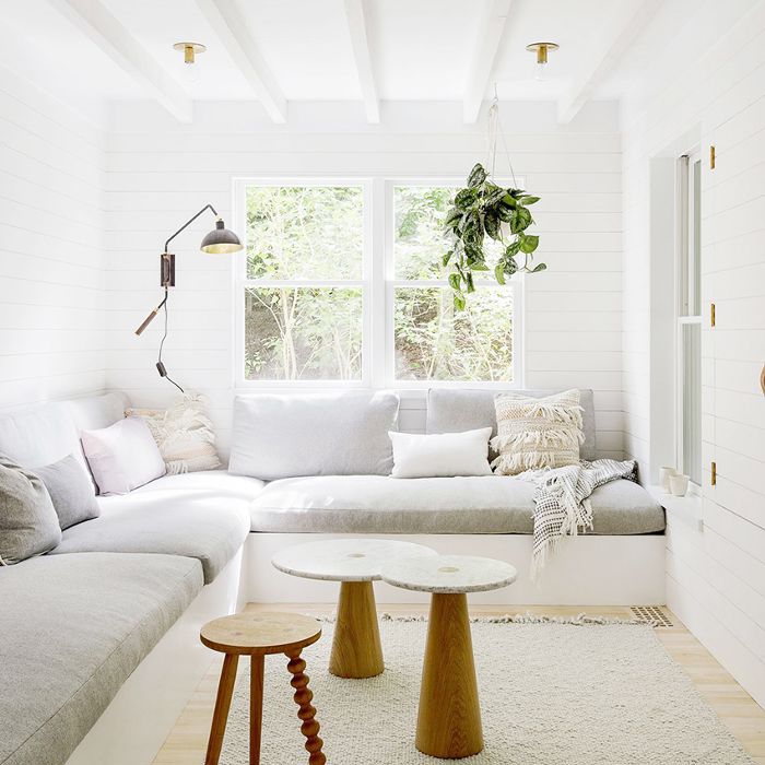 一间带有嵌入式组合沙发的客厅