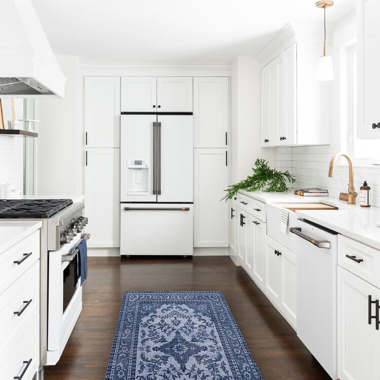 明亮的白色的厨房。