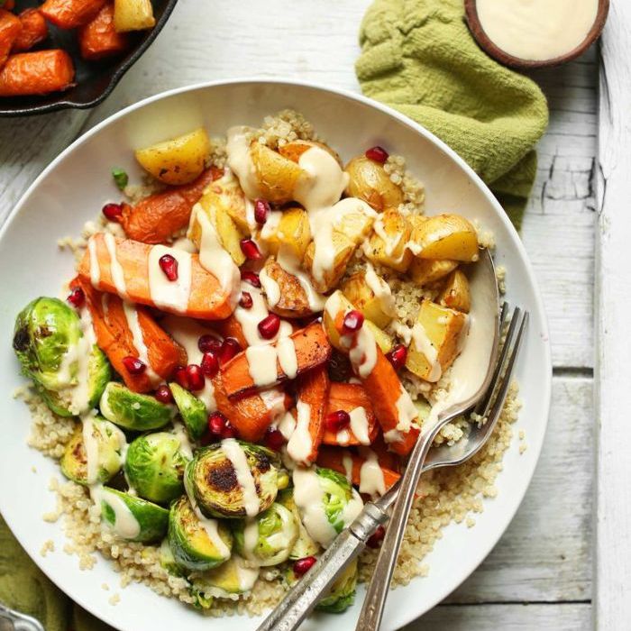 烤蔬菜和藜麦收获碗