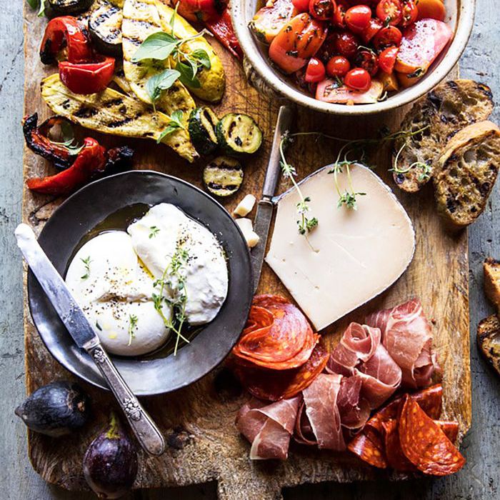 腌制番茄和烤蔬菜奶酪板