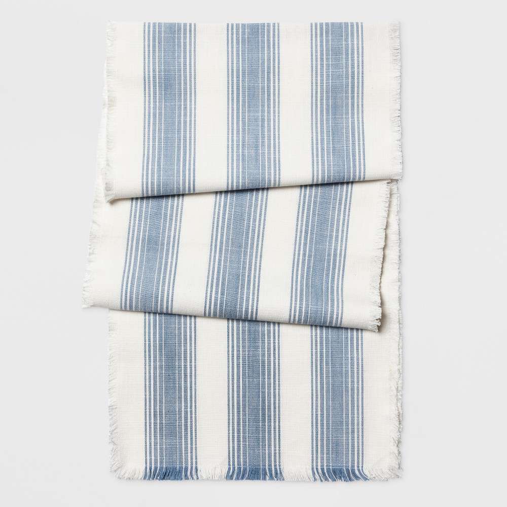 蓝色和白色条纹桌旗类似于滴答面料。