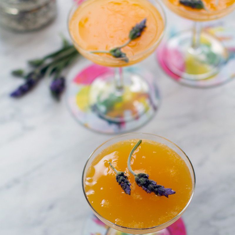 薰衣草贝利尼鸡尾酒