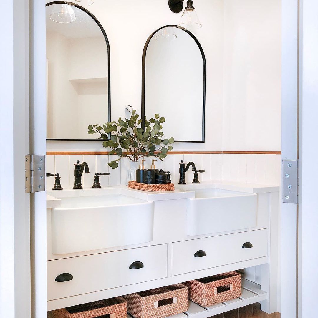 盥洗室里有两个洗手池