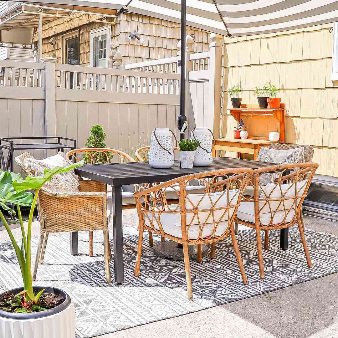 现代房子vibes露台与大象耳朵植物。