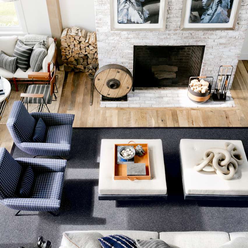 带有大型艺术品的壁炉