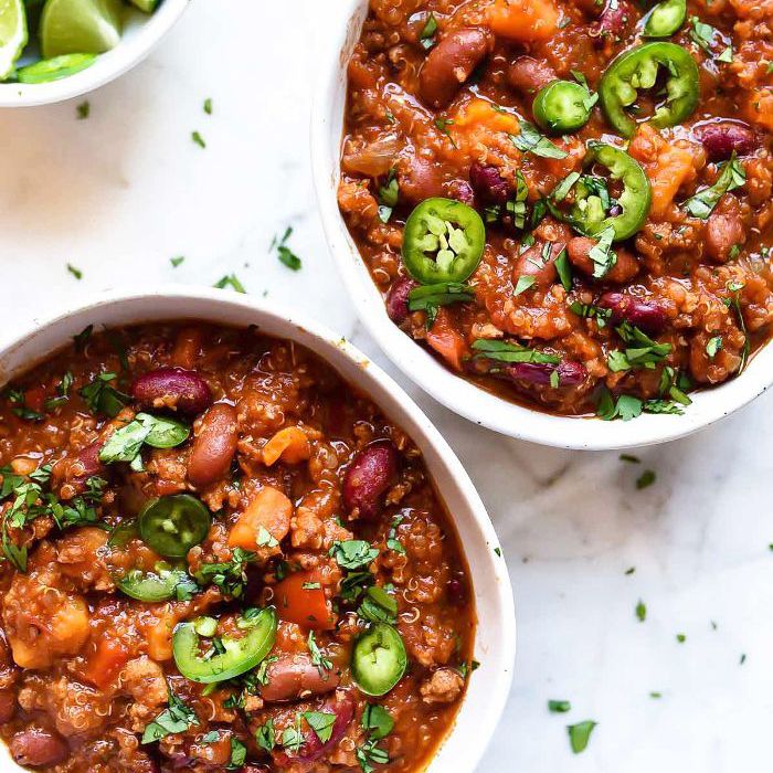 锅冬天汤-慢炖火鸡和红薯辣椒“class=