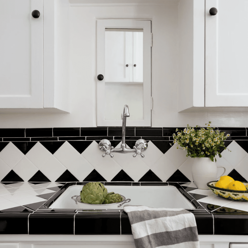 一个自称DIY打印的后挡板，由不同形状的黑白瓷砖制成