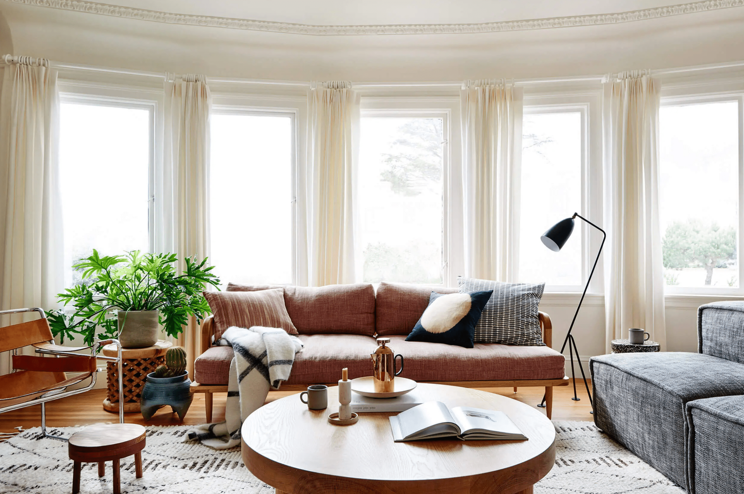 客厅主要是纯色的，还有几个印花枕头