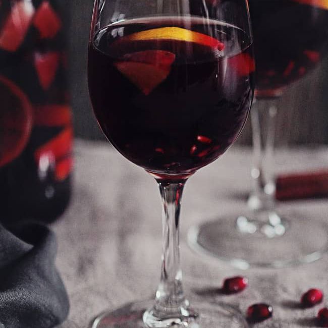 桑格利亚在与石榴籽桌子的酒杯。