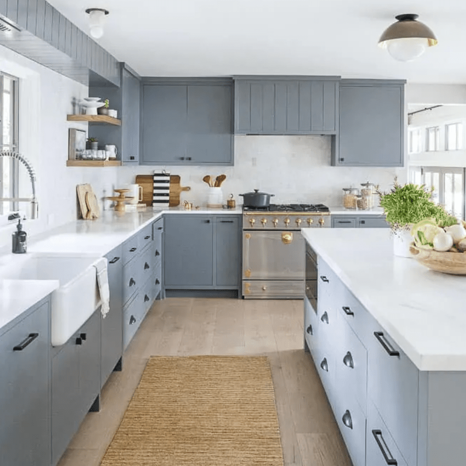 厨房用灰色橱柜和地板上的黄麻地毯