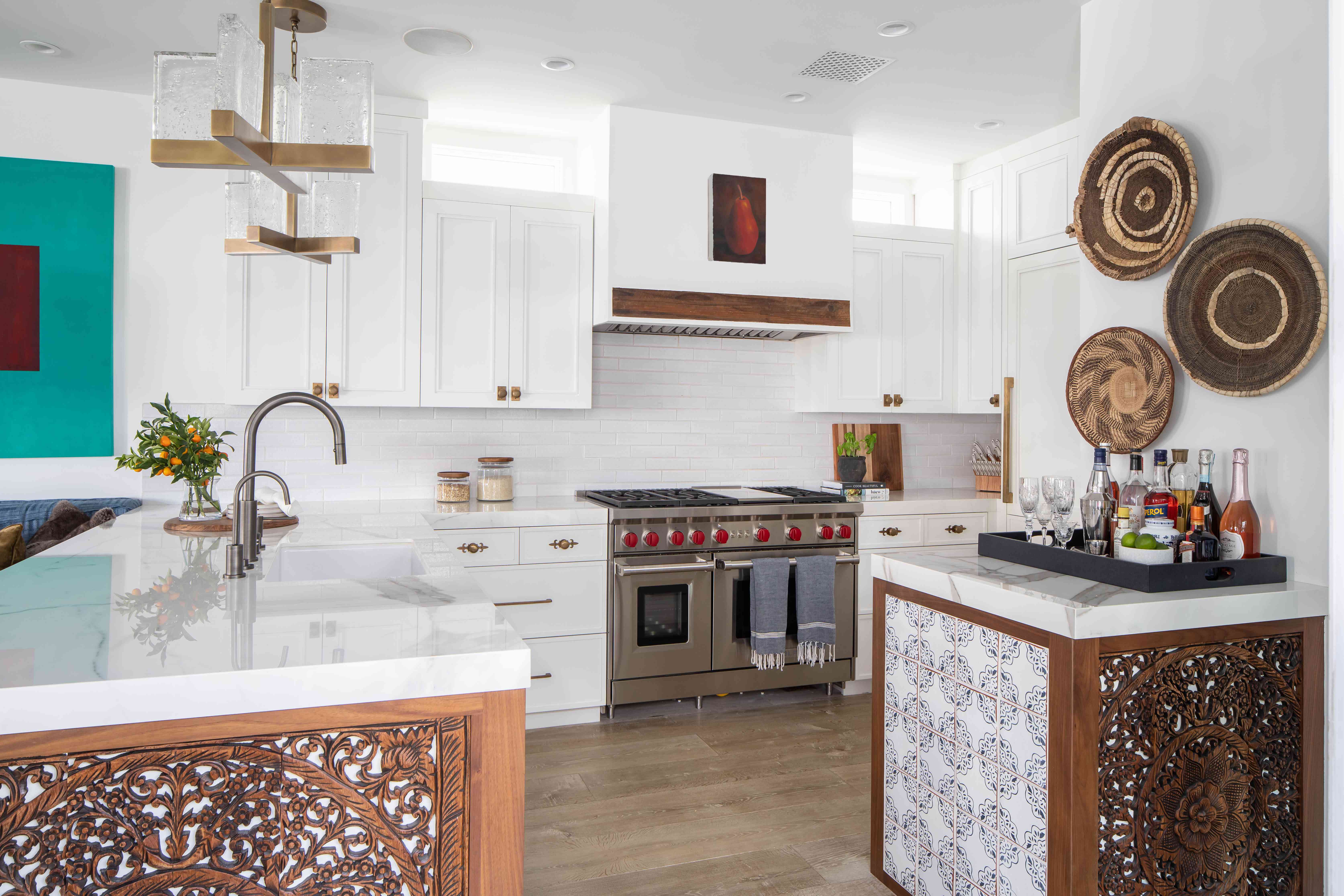 厨房，墙上挂着波西米亚风格的篮子。