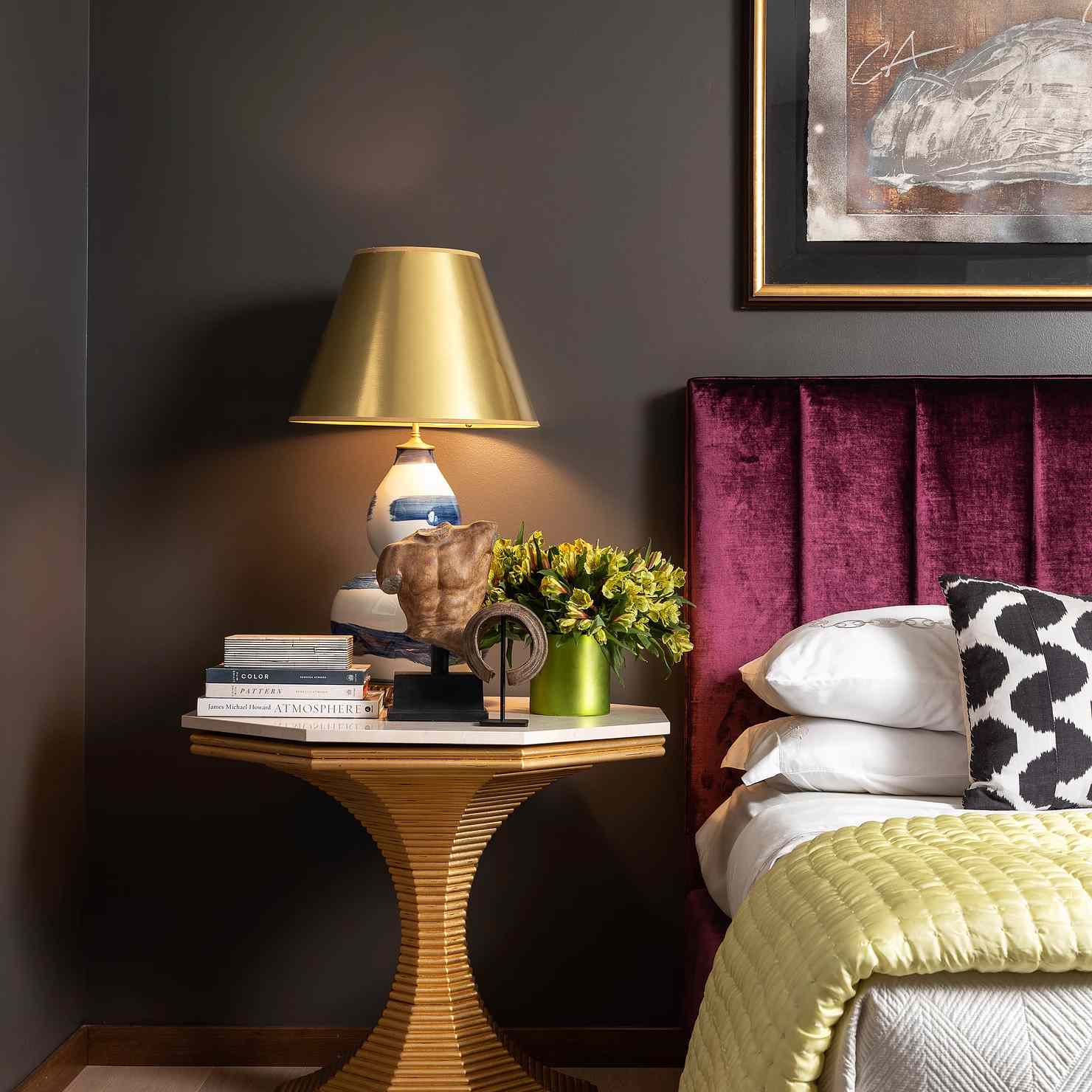 一间黑暗的卧室，配有豪华的天鹅绒床架。