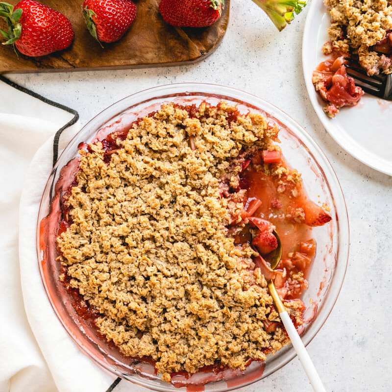 草莓大黄被一对厨师烤脆了