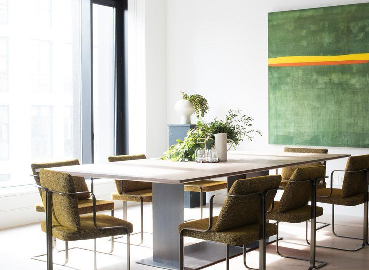 餐厅里摆放着现代橄榄绿色的椅子