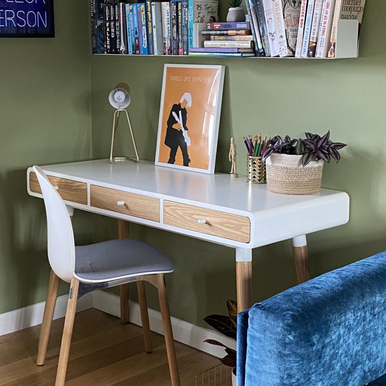 书桌区与包装书架。