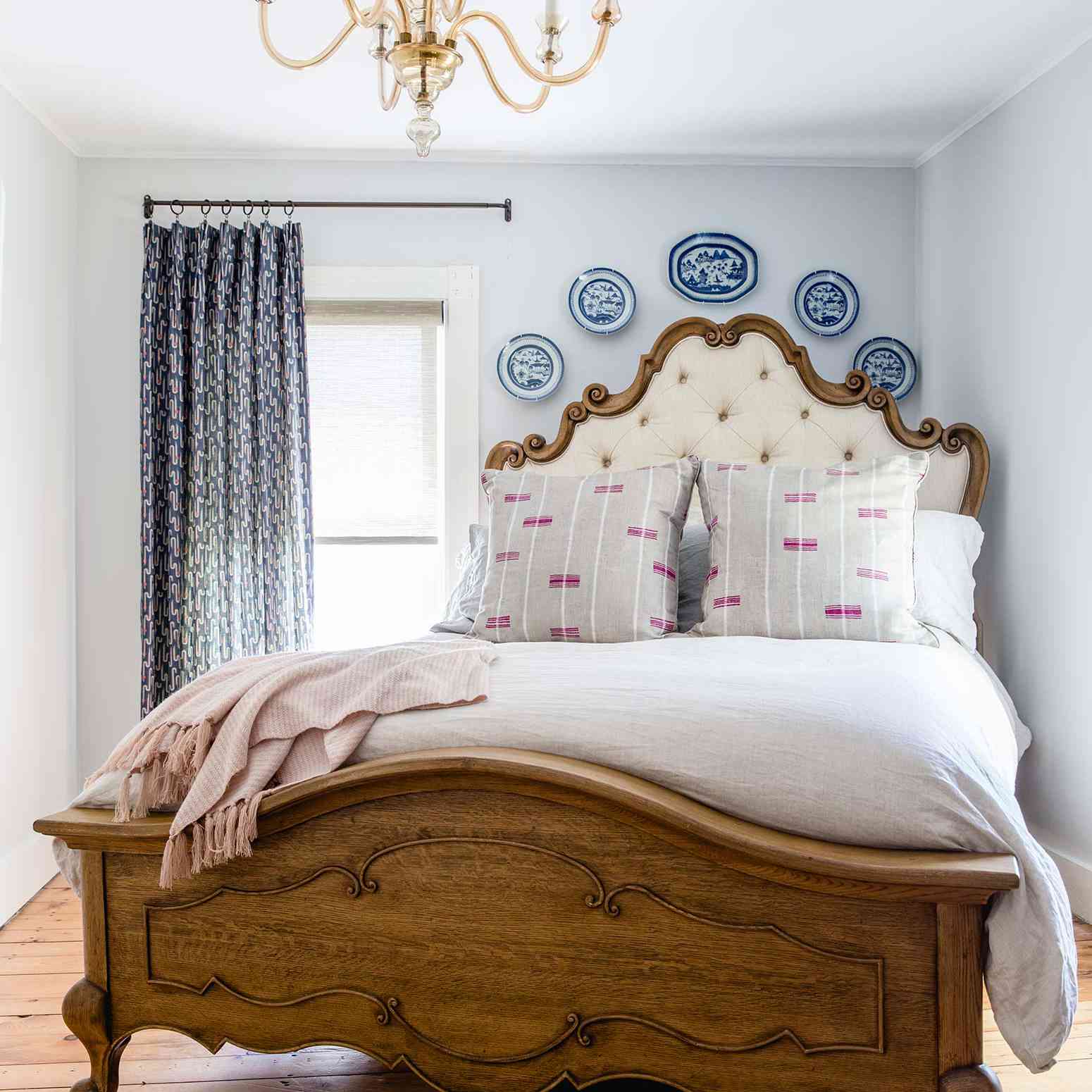 维多利亚时代的卧室装满了现代印花和纺织品