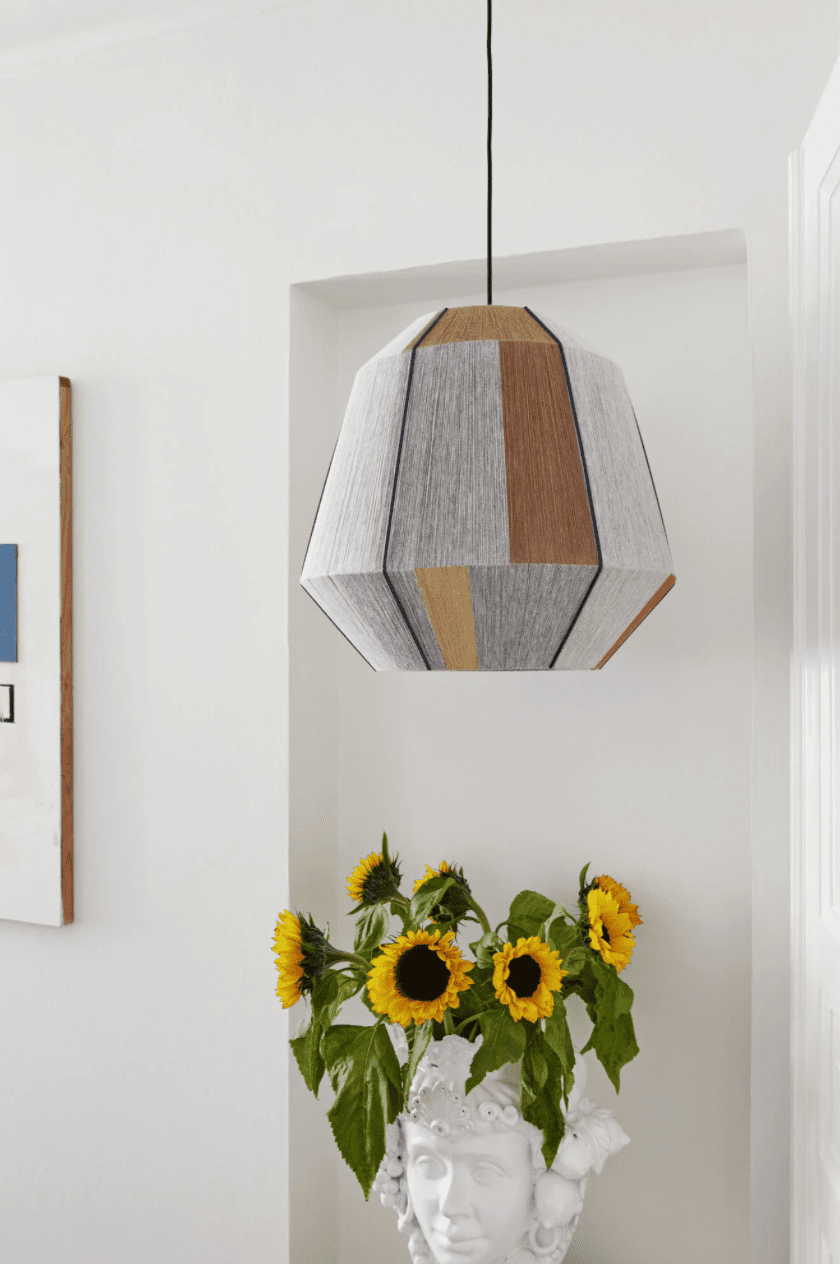 目前在干草待售的大胆吊灯阴影