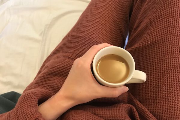 降落伞休息室套餐审查 - 拿着咖啡在床上与休息室套