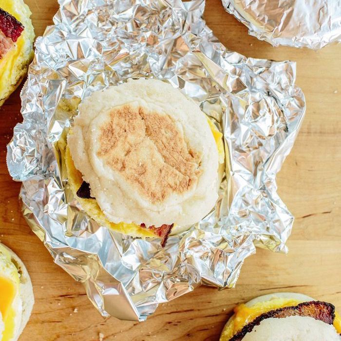 鸡蛋松饼三明治