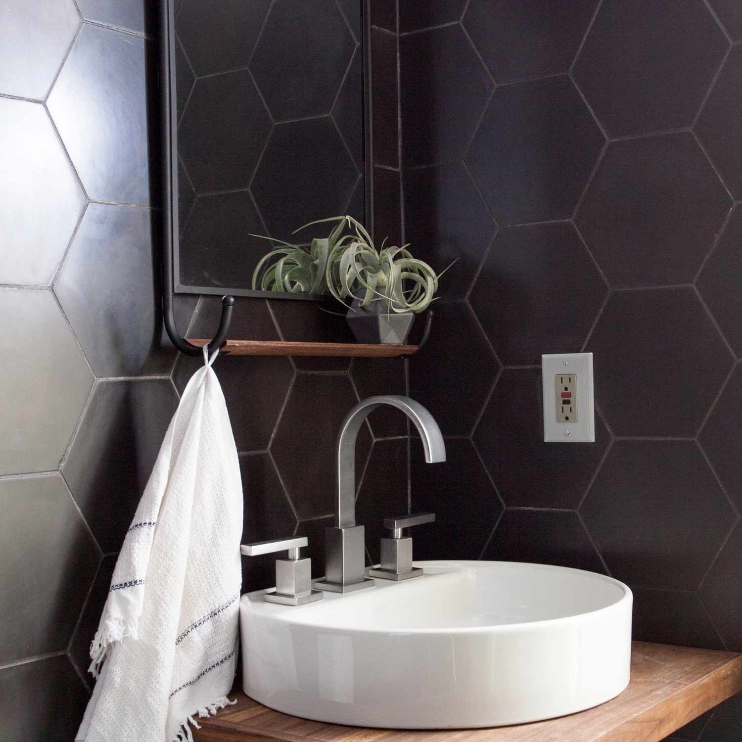 浴室里铺着黑色六角形瓷砖