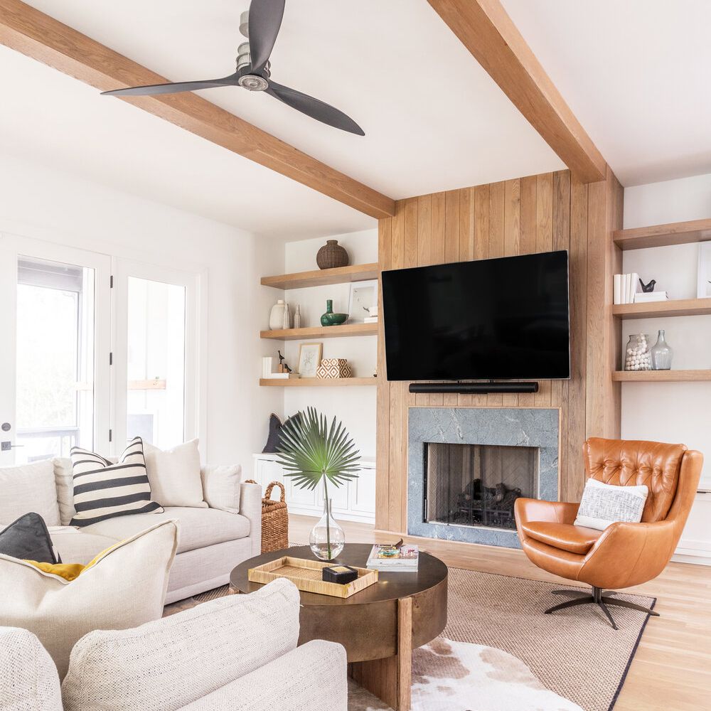 中性的客厅，棕色皮革扶手椅。