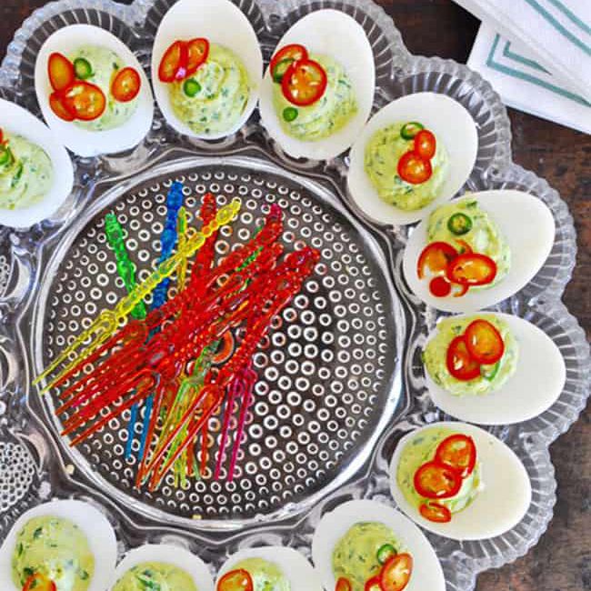 不含蛋黄酱的鳄梨酱魔鬼蛋