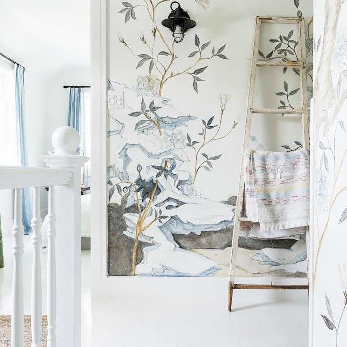 空灵的墙纸和油漆过的地板