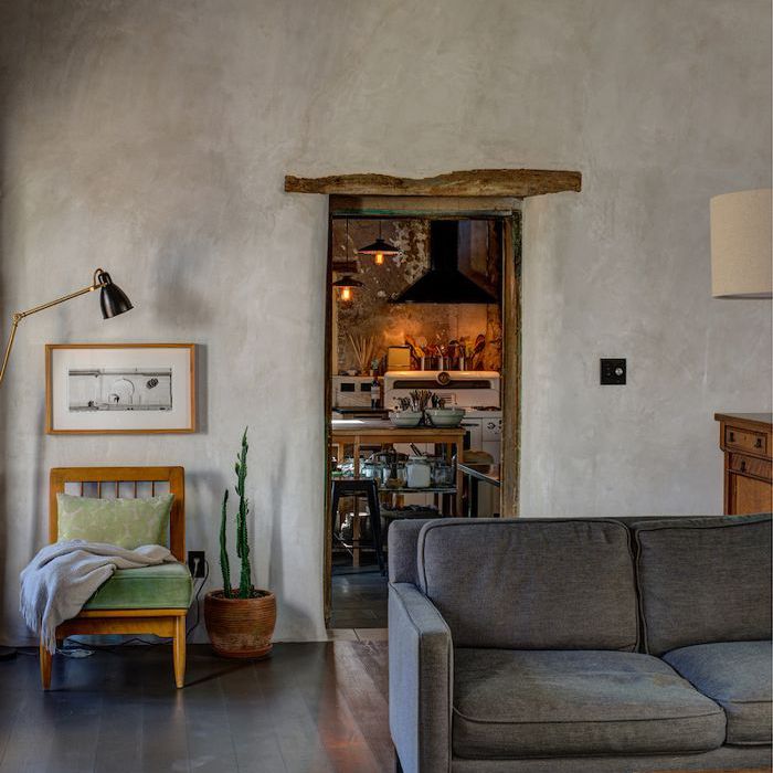 从客厅到黛安·基顿的乡村森家的厨房的视图。