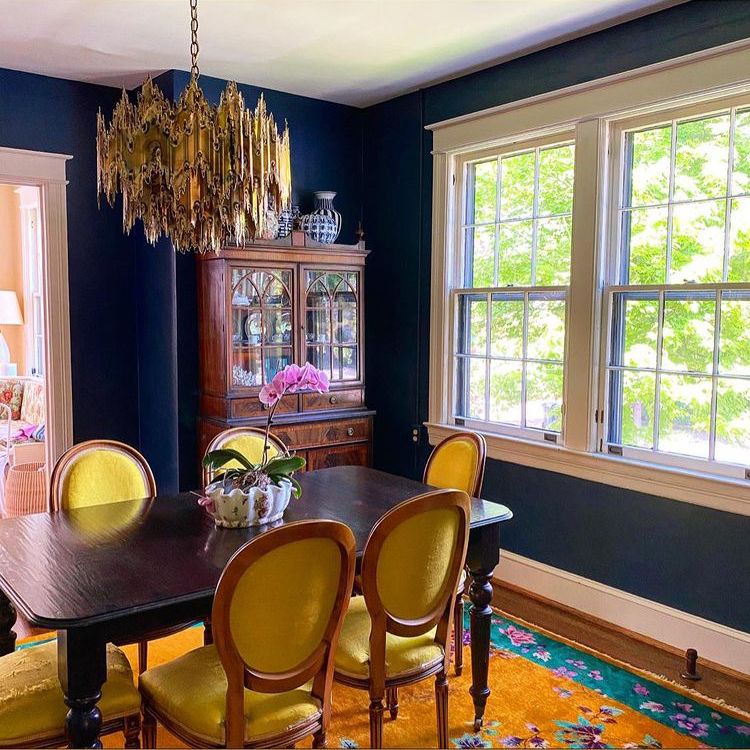 野兽派枝形吊灯的折衷豪华餐厅。