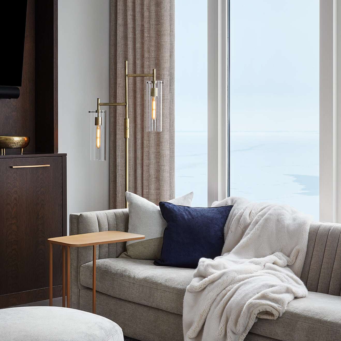 沙发上有舒适的毯子的客厅。