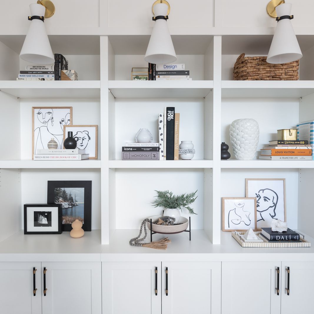 Reena Sotropa白色建于书架。