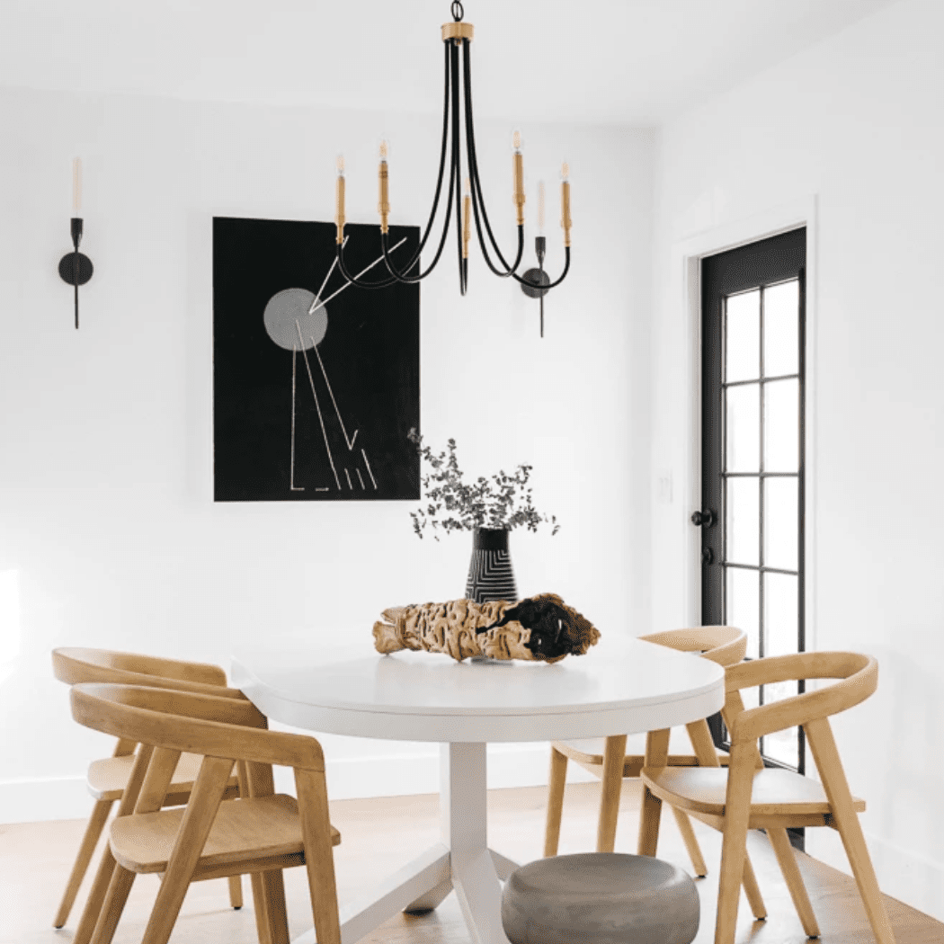 白色用餐室桌子上面配有植物和装饰日志