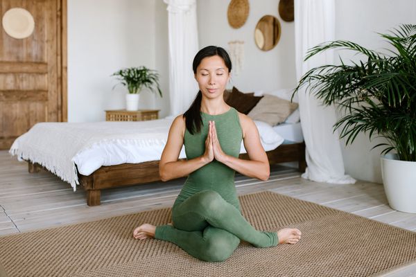莲花职位的妇女。