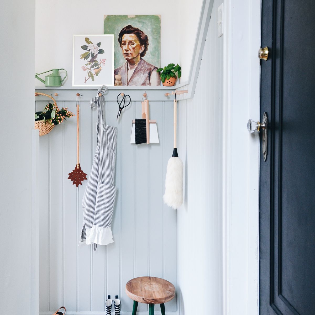 大厅用清洁供应在别致的货架上。