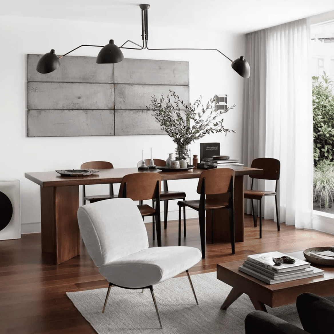 一间餐厅，有一面大玻璃墙，部分被纯白色窗帘隔开