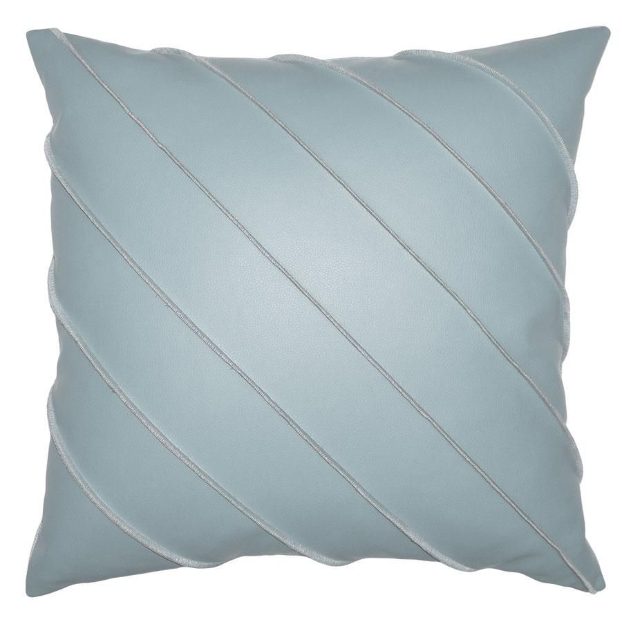 一个蓝色的真皮抱枕与前面对角线拼接。