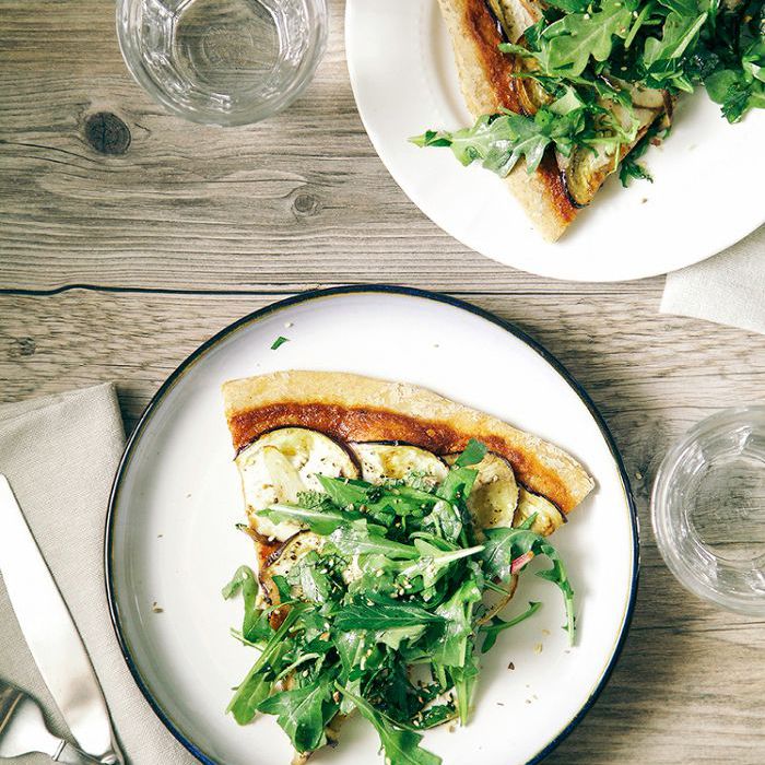 香脆茄子和哈里萨面包配绿色蔬菜