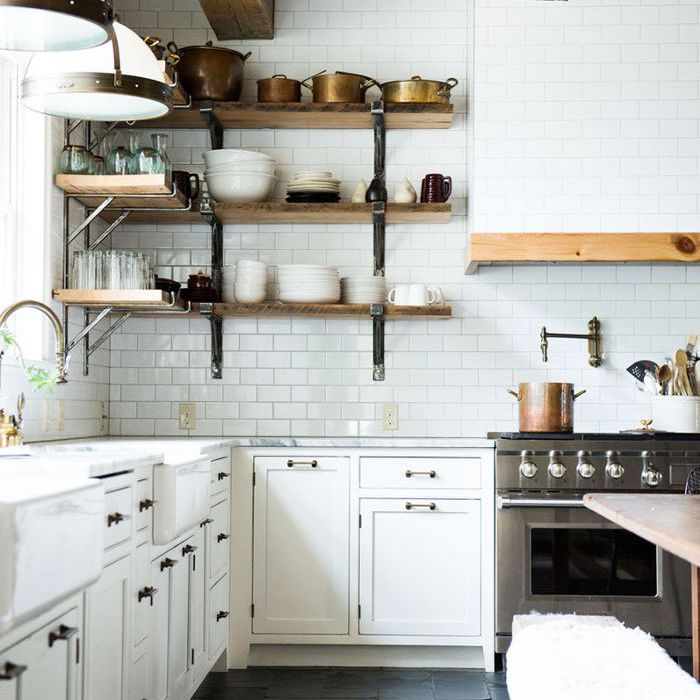 白色厨房与自然元素和开放的架子。