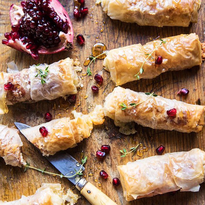 感恩节烤布里干酪和火腿卷的开胃菜