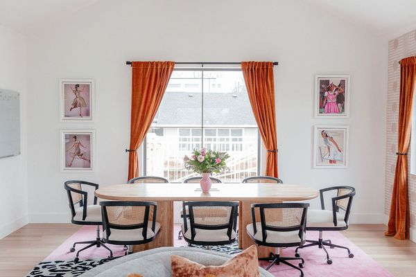 粉色办公空间概述。