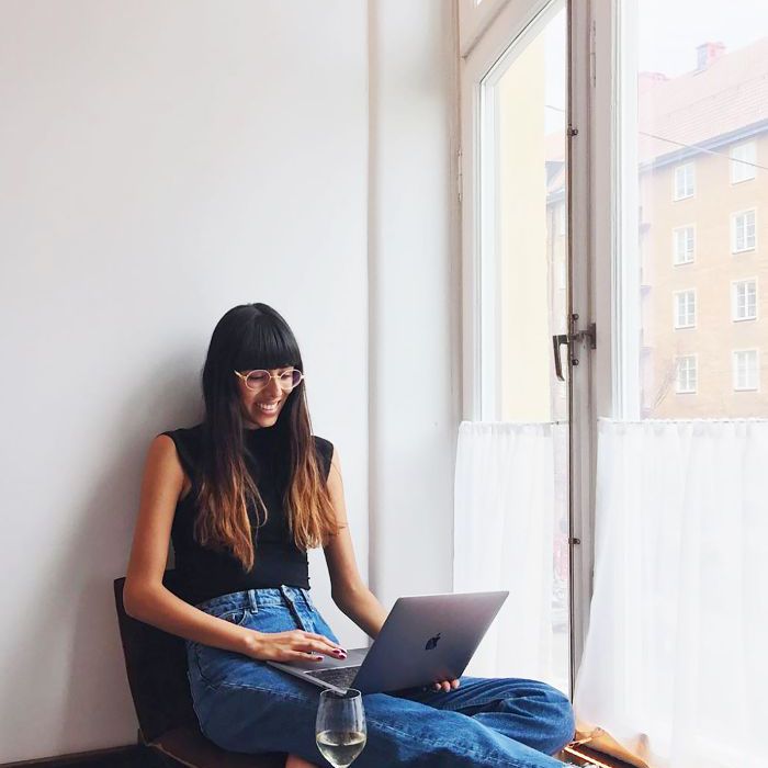 一个女人一边在电脑上打字一边做她的副业。