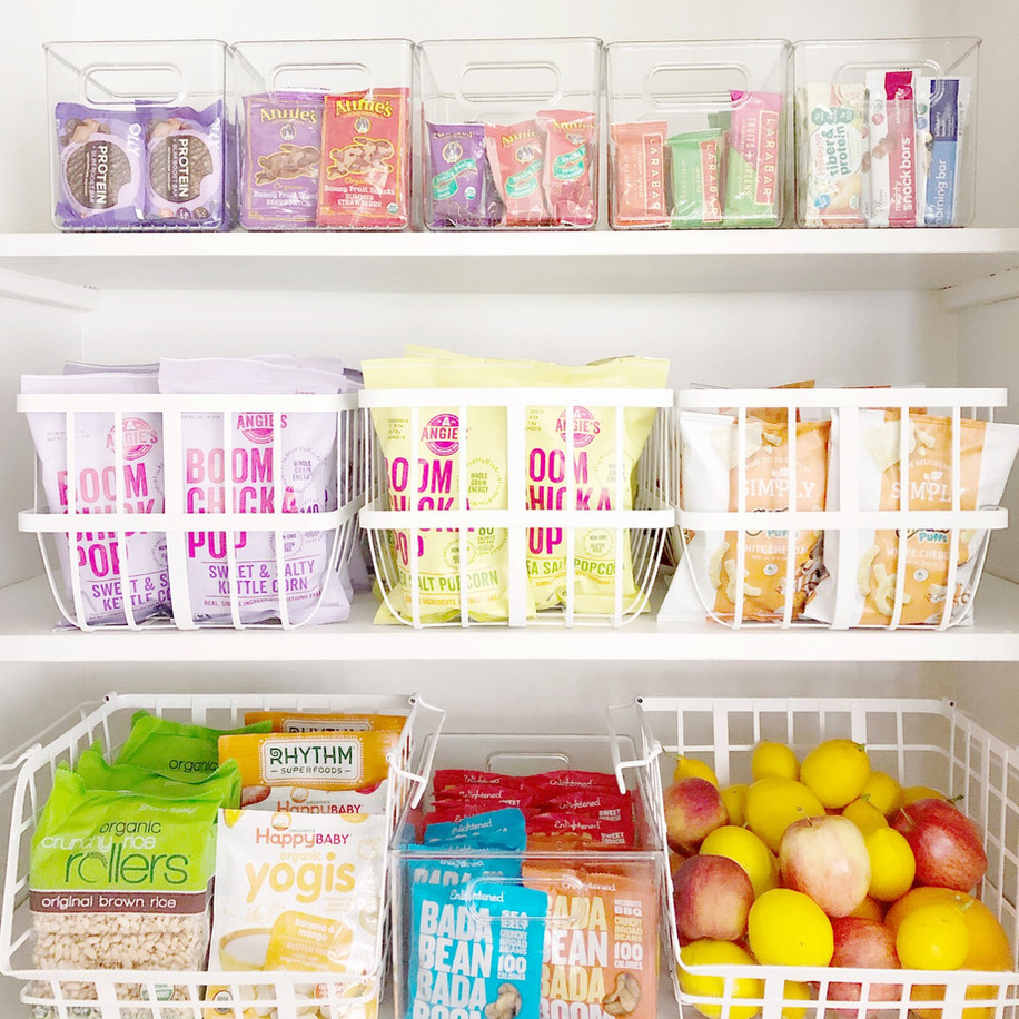 有白色铁丝篮子和零食的餐具室。