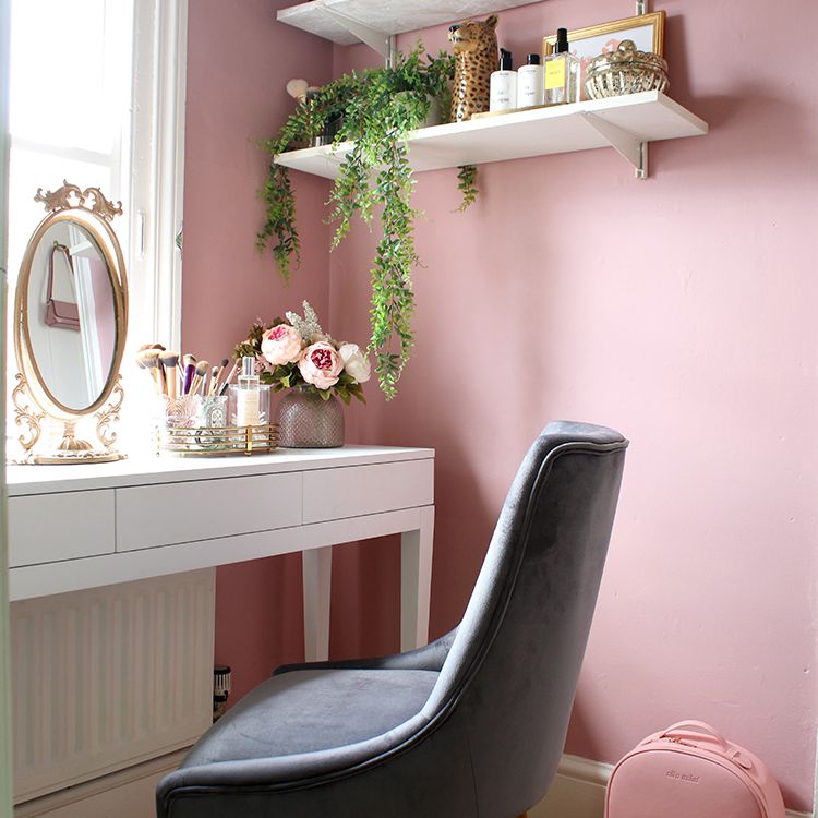 别致的档案设置与悬挂架空的架子。