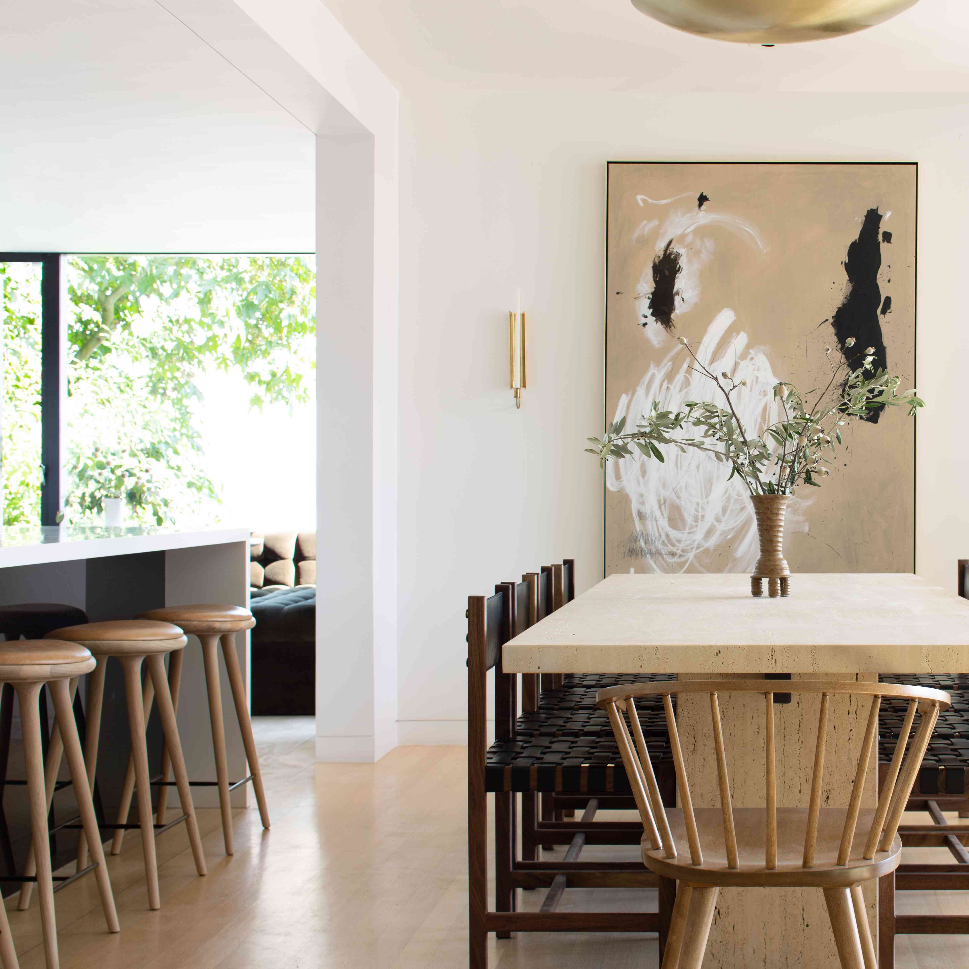 明亮的现代用餐区与金色吊灯。