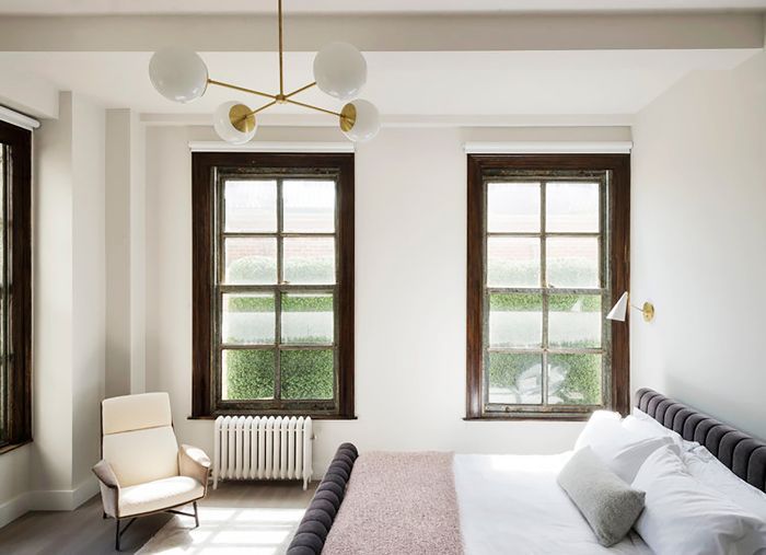 简约的卧室，通道簇绒床头板和床架