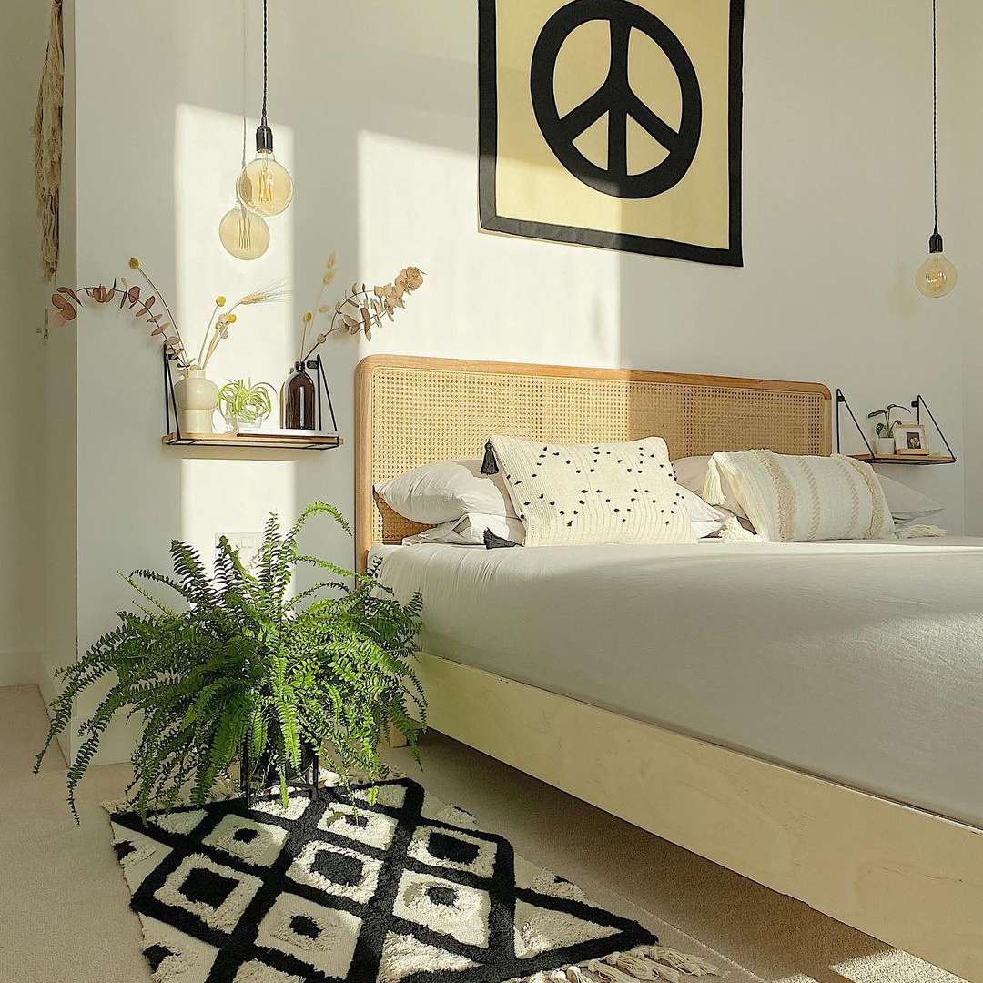 波西米亚风格的卧室，挂着和平标志的挂毯。