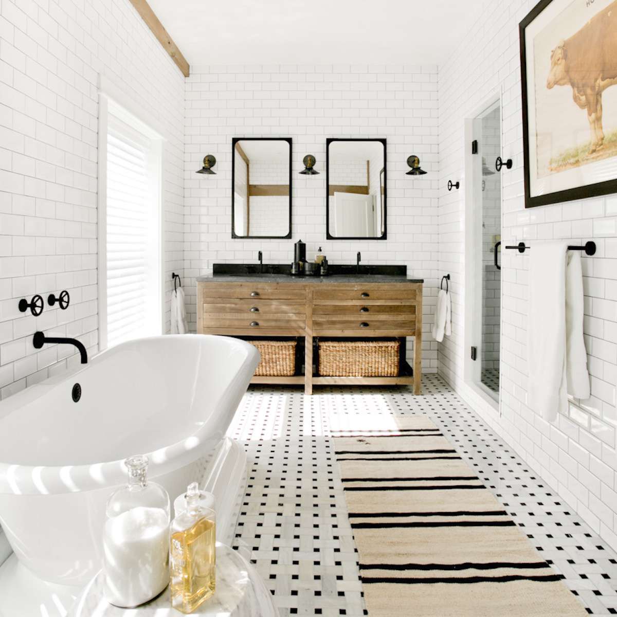 浴室配有配套的五金、水龙头和镜面