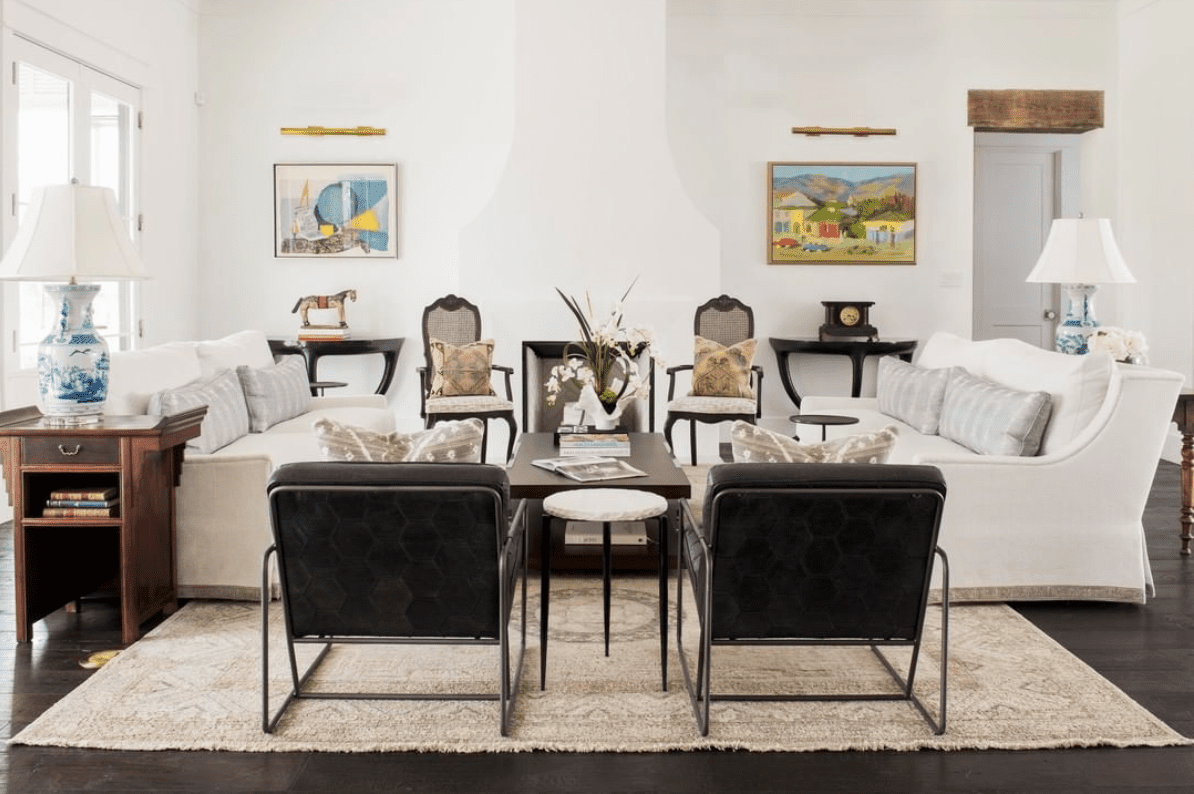 中性的经典客厅，两张黑色金属框架椅子。